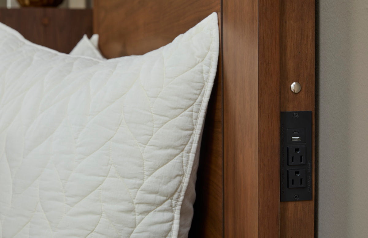 Flexsteel Lincoln King Panel Bed