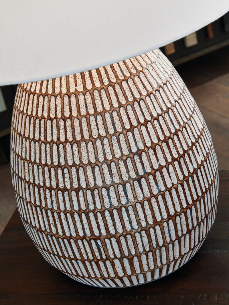 Darrich - Metal Table Lamp - Beige / White