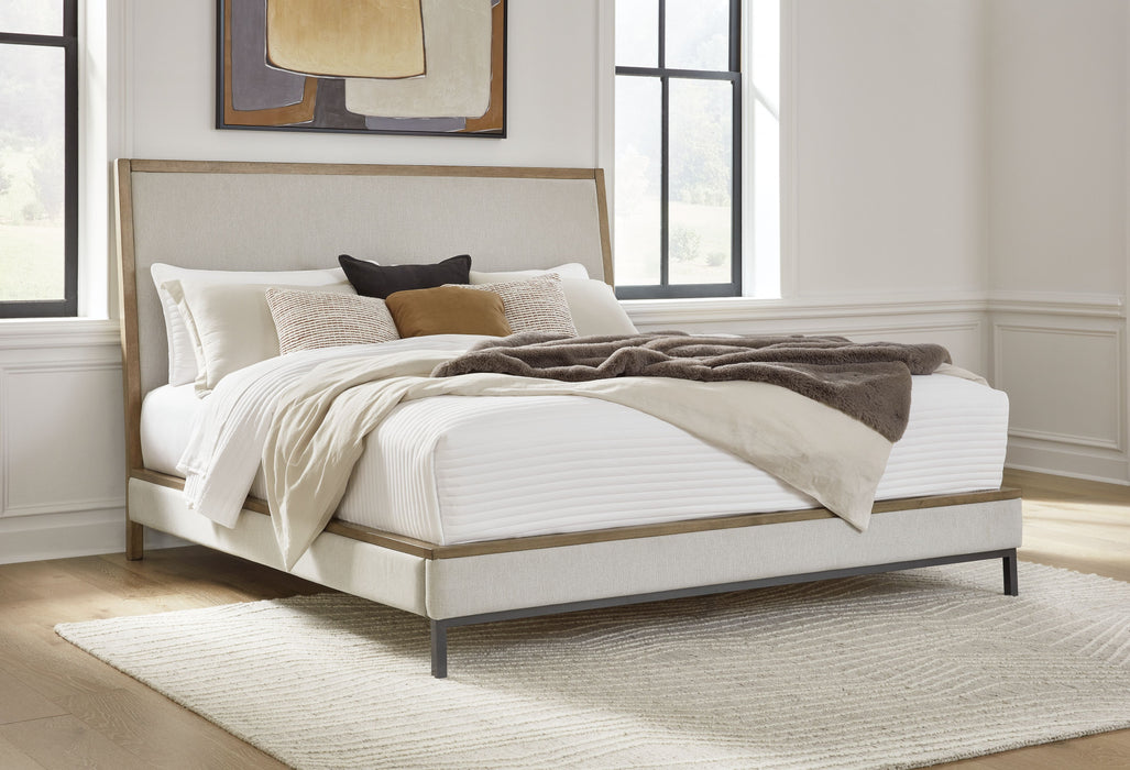 Tomtyn - Upholstered Bed